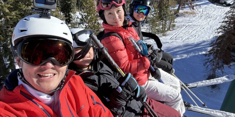 サクラメント・カークウッド・マウンテン 大人の上級グループ・スキーレッスン