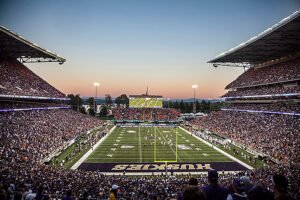 Đội UW Huskies đã đánh bại đội Boise State Broncos với tỷ số 38-6 trong trận mở màn mùa giải 2013 tại Sân vận động Husky mới được cải tạo trước sự chứng kiến của 71.963 khán giả vào thứ Bảy, ngày 31 tháng 8 năm 2013.